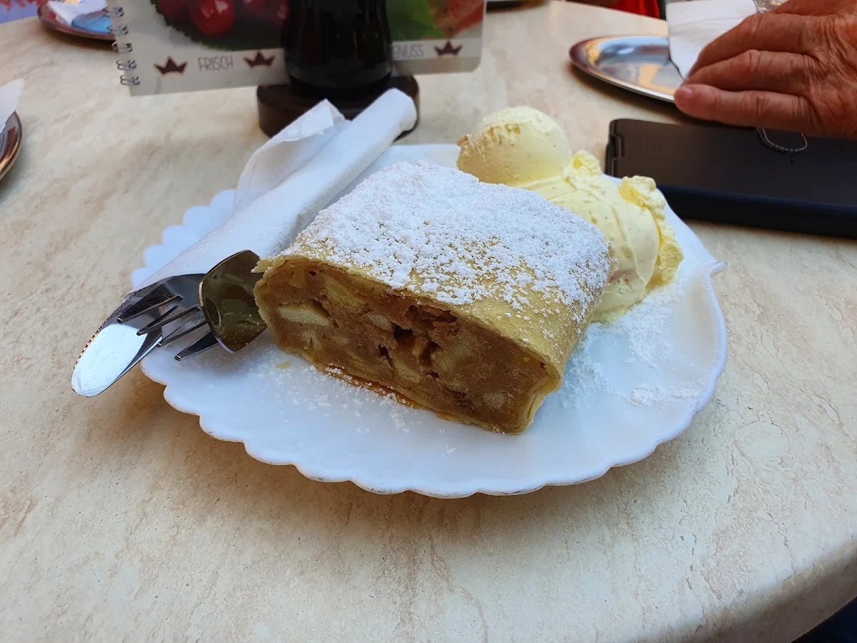 Apfelstrudel Mit Vanilleeis