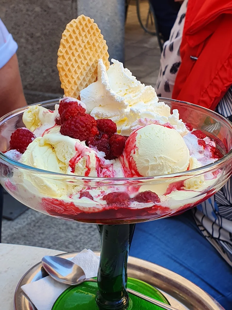 Heisse Himbeeren Mit Eis