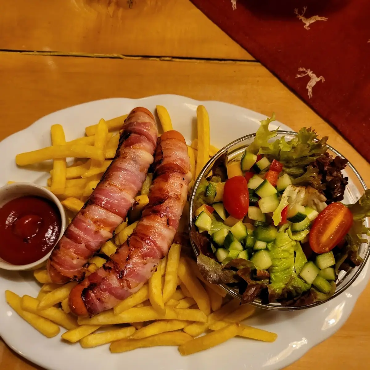 Berner Würstchen Mit Pommes