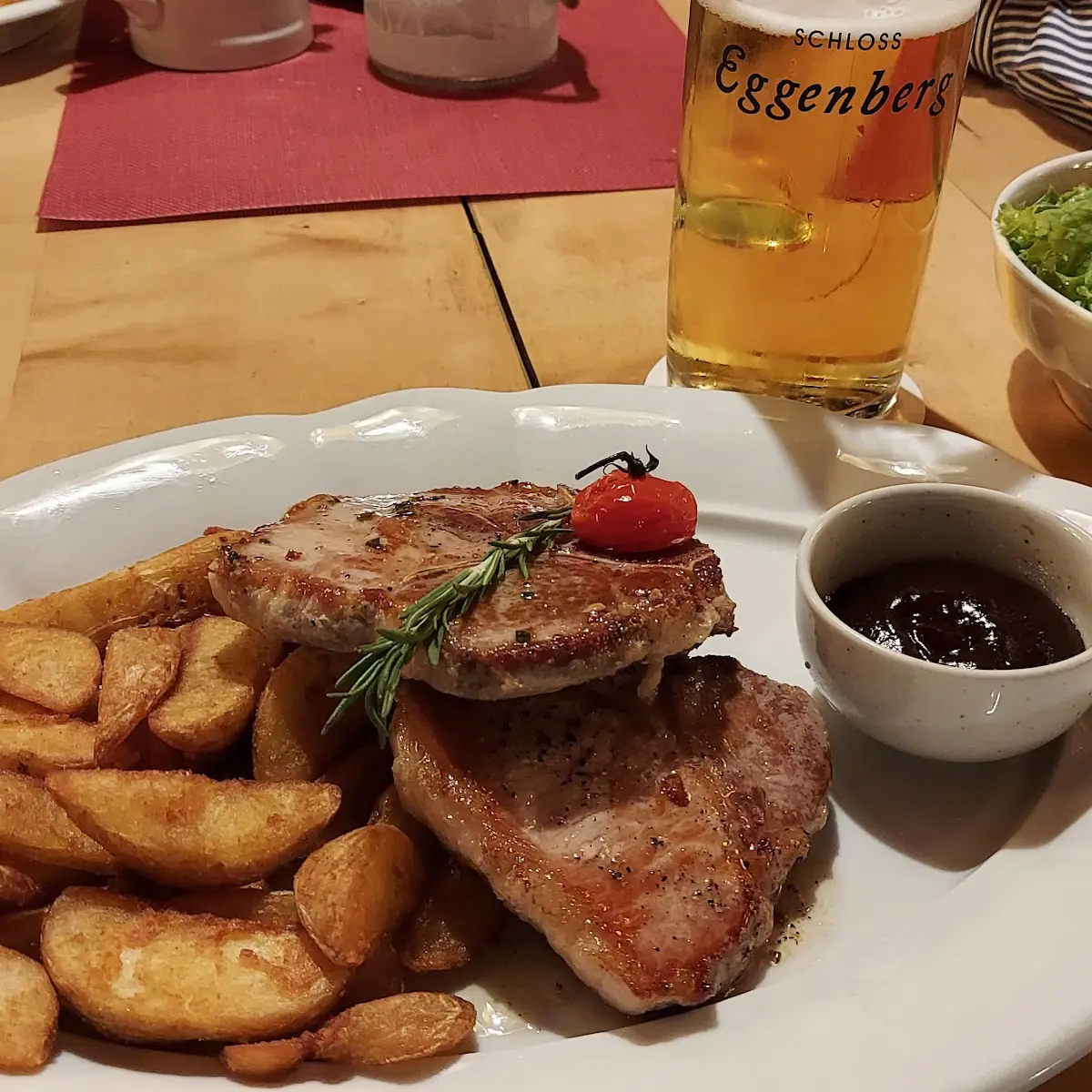 Koteletts Mit Kartoffel Wedges Und Barbecuesoße