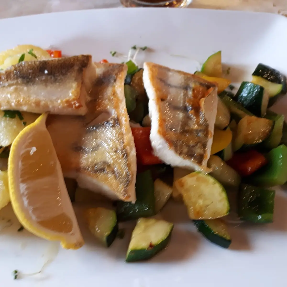 Zanderfilet Petersilkartoffel Röstgemüse