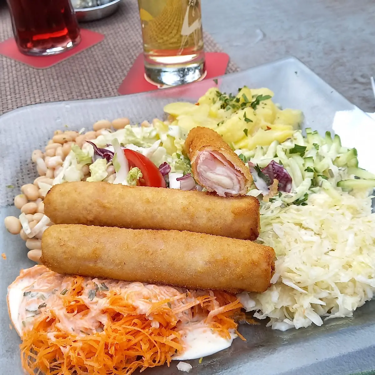 Salatteller Mit Knusperröllchen