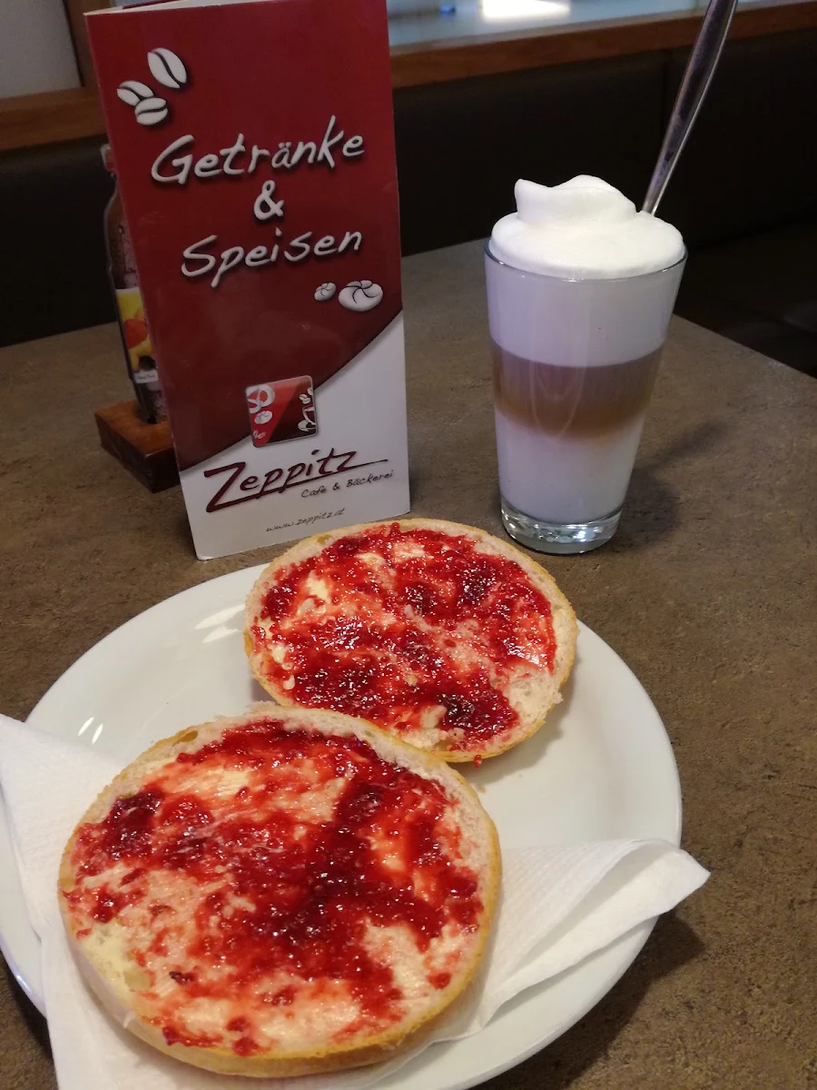 Latte Und Marmeladesemmel