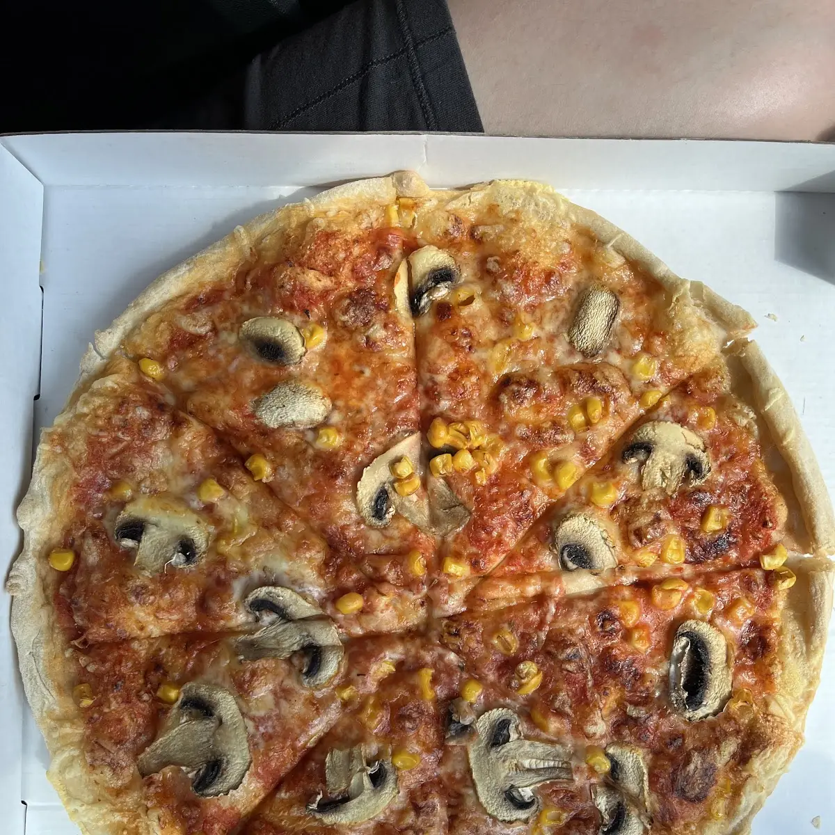 Margherita Mit Champignon Und Mais