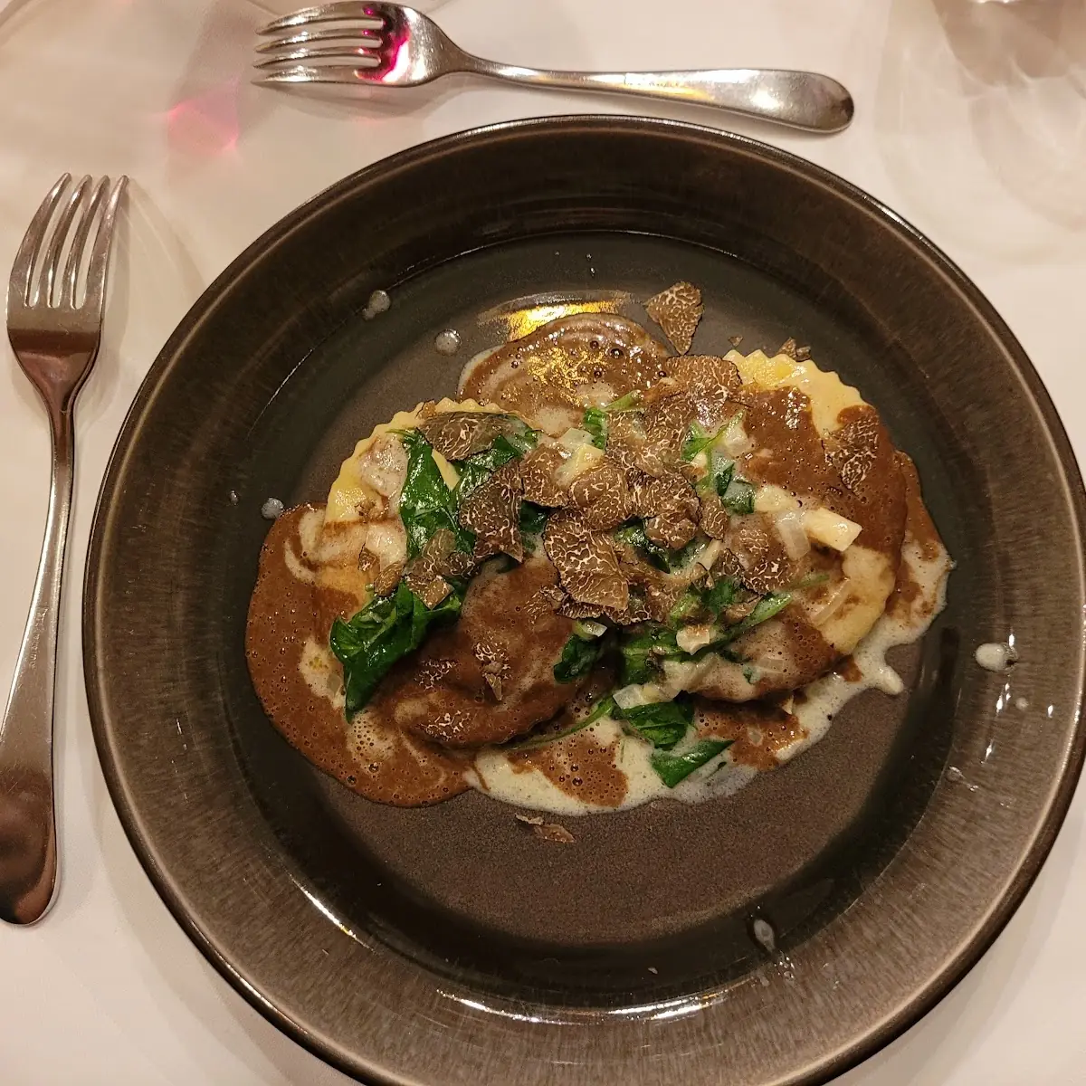 Comté-ravioli Artischocken Schwarzer Knoblauch Trüffel