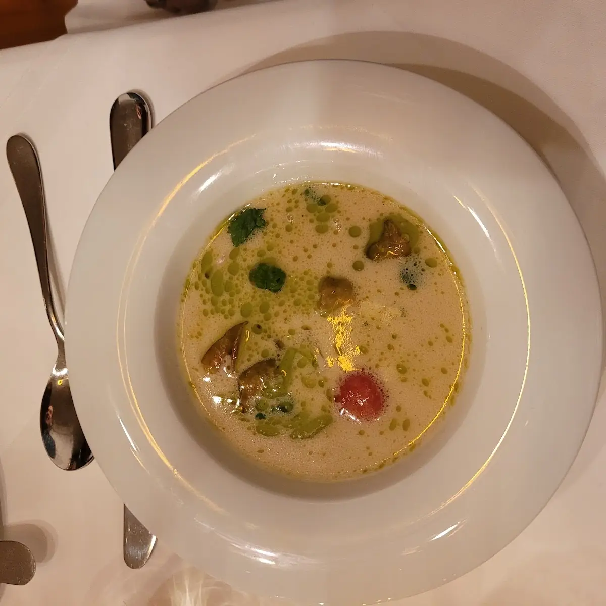 Tom Kha Gai A La Maison Mit Knuspriger Hühnerhaut Korianderöl