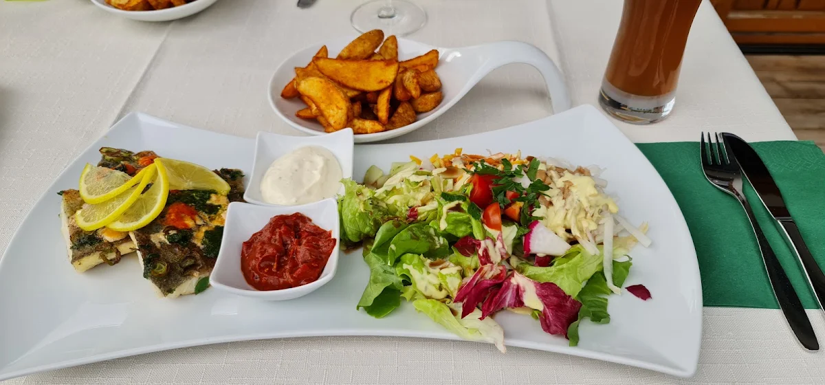 Forellenfilet Vom Grill Mit Salat Und Dressing
