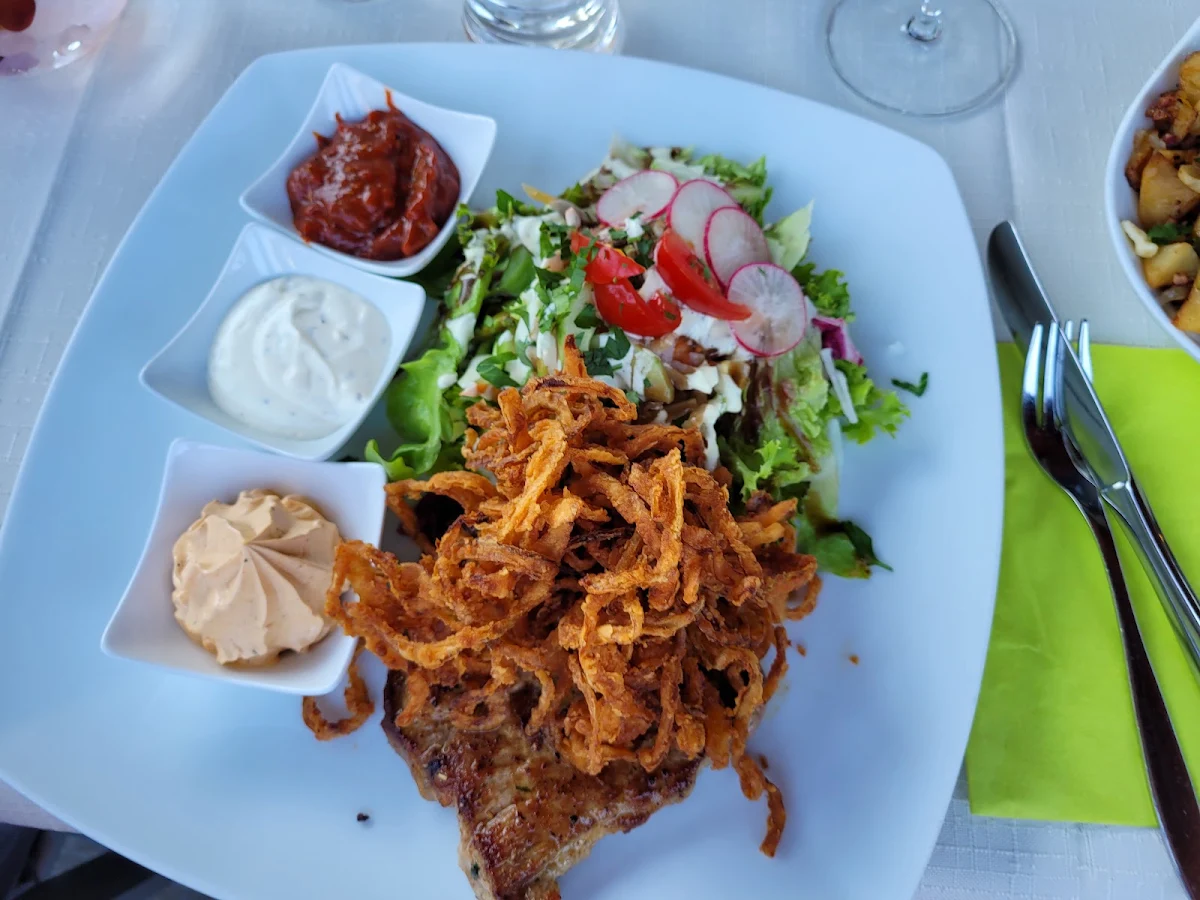 Holzfällersteak Mit Zwiebeln Und Wedges