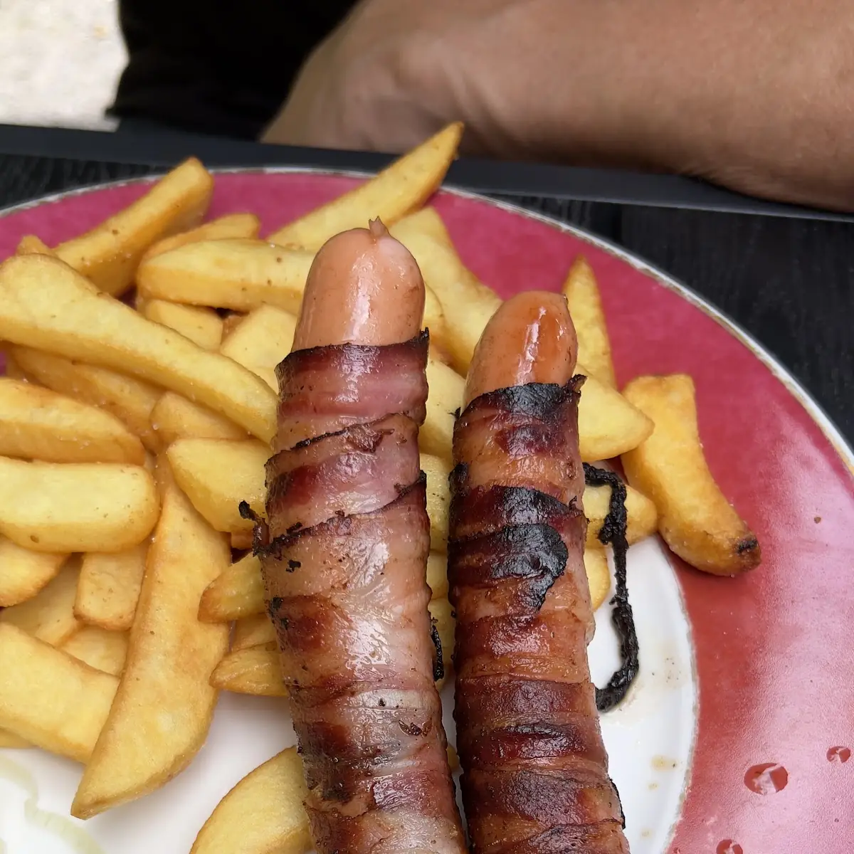 Berner Würstel Mit Pommes Frittes