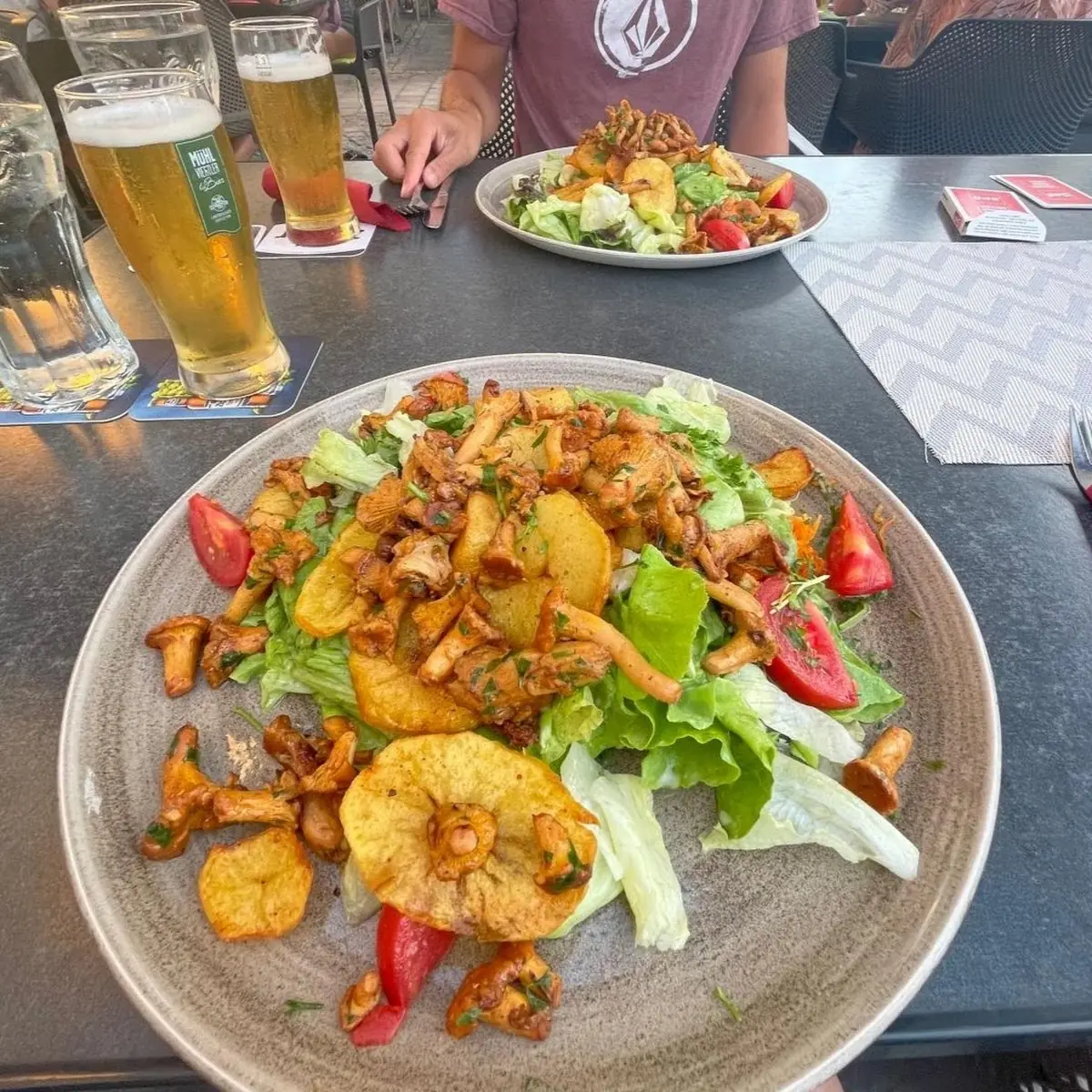 Eierschwammerl Kartoffelgrösti Auf Salat Teller