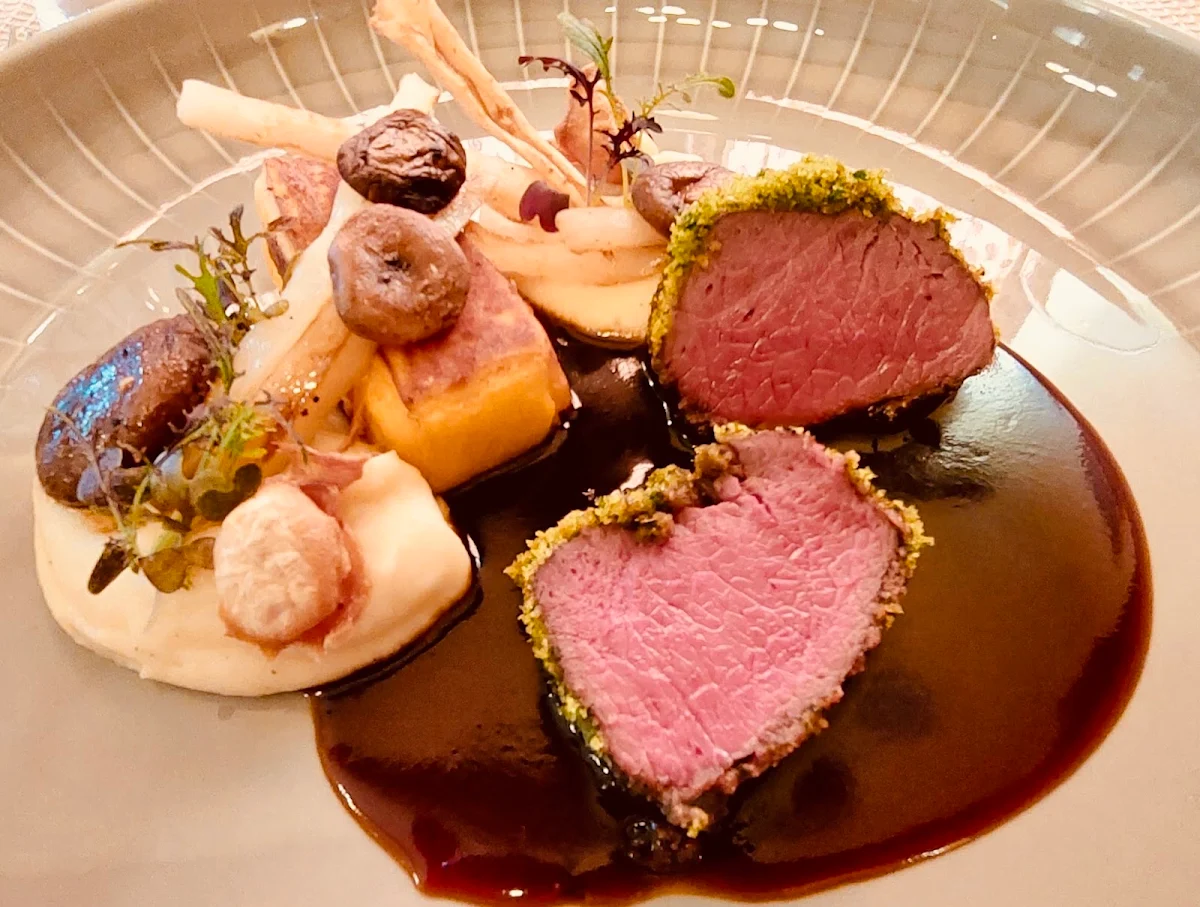 Hirschrücken Rosa Gegrillt In Kräuterkruste