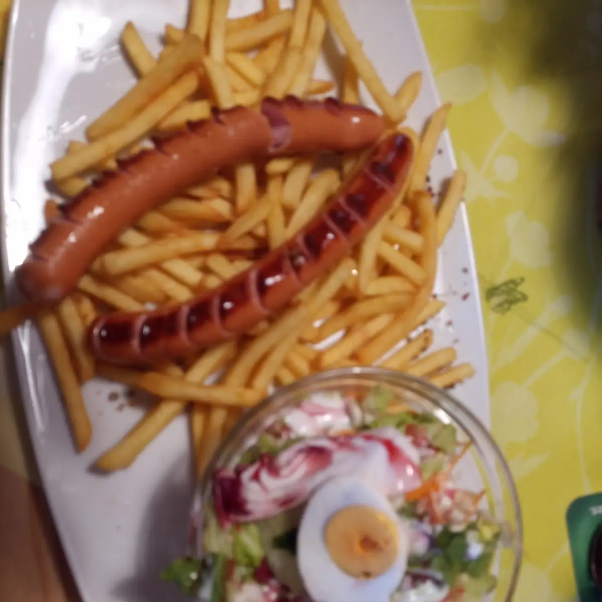 Grillwürstchel Mit Pommes Frites