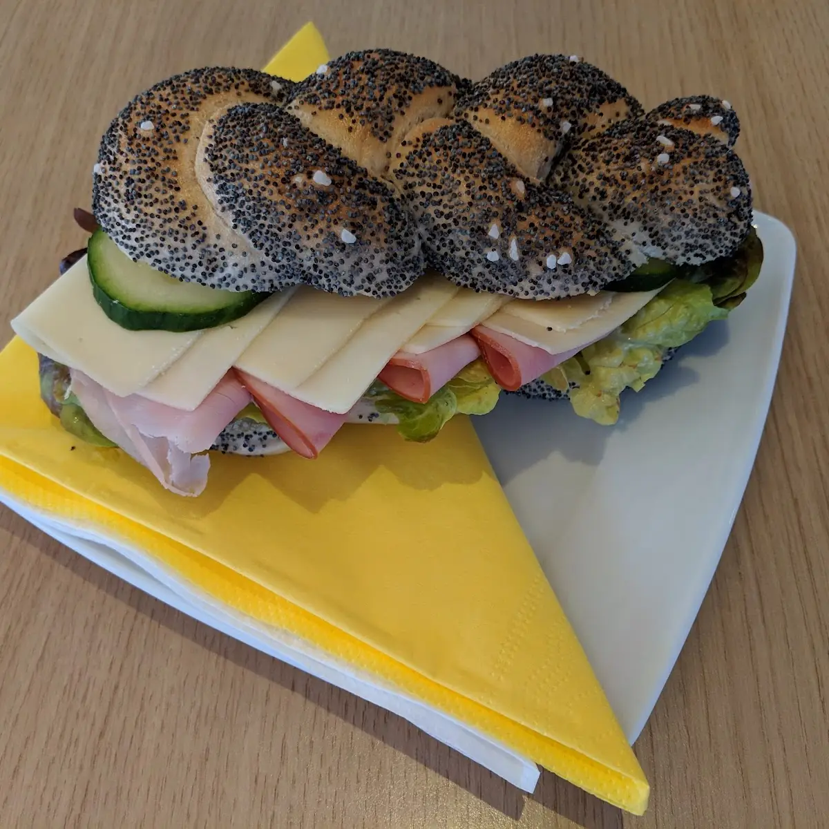 Belegtes Mohnweckerl