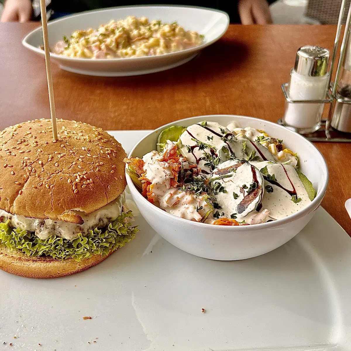 Cheeseburger Mit Salat Hintergrund Käsespätzle
