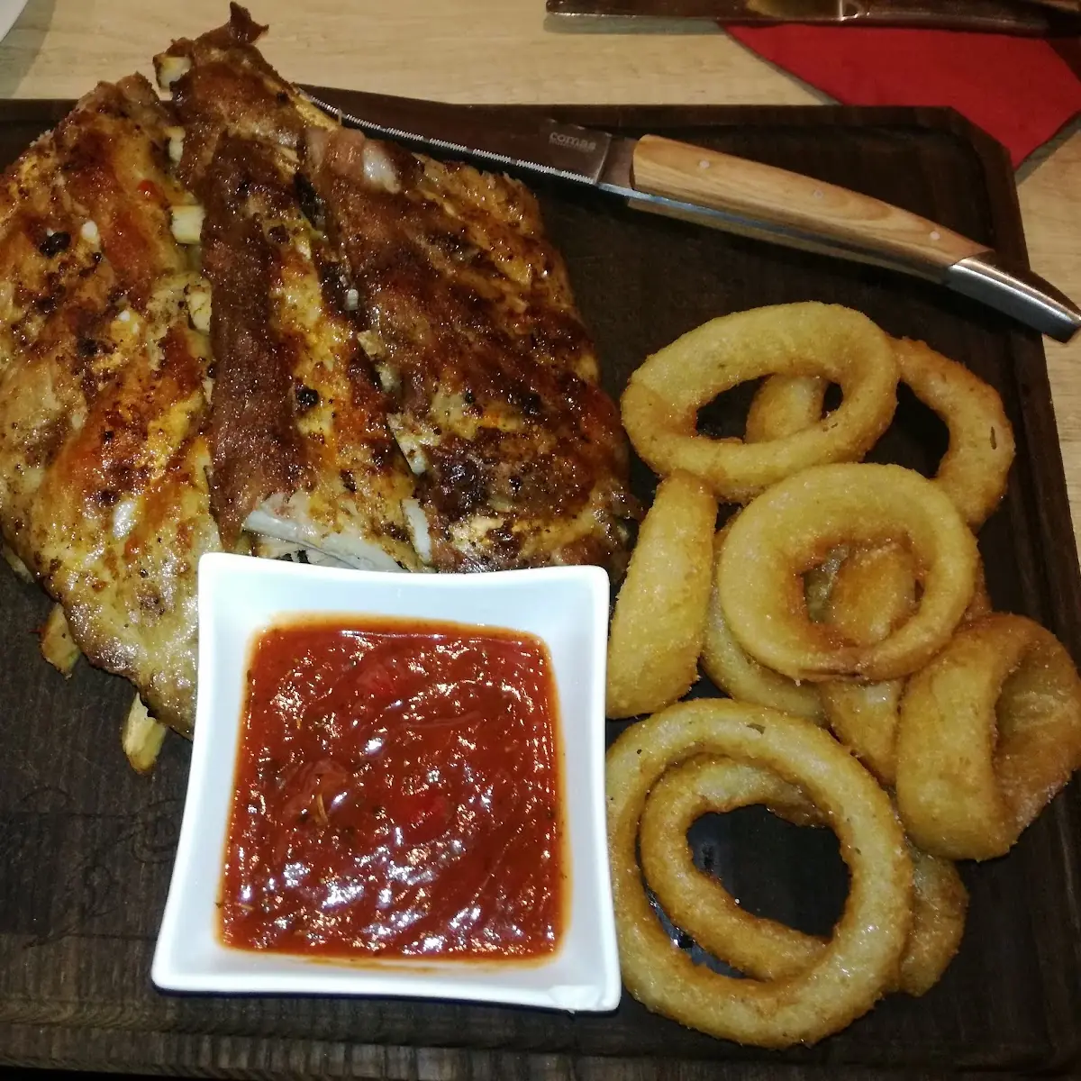 Saftige Ripperl Mit Lessi's Mediterraner Sauce Und Gebackenen Zwiebelringe