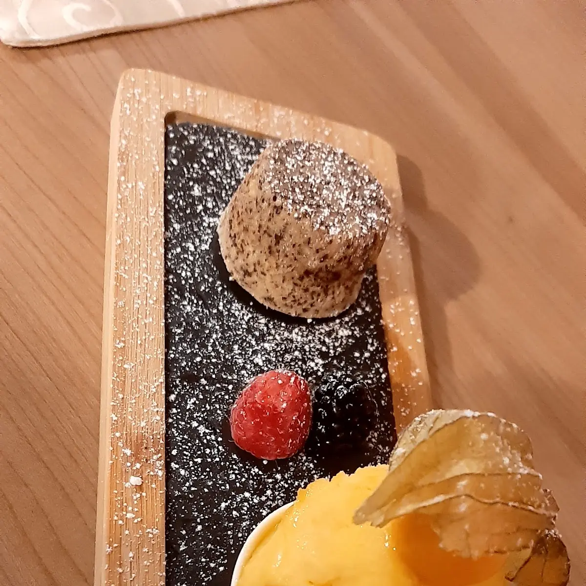 Schokomandelsouffle Mit Sorbet