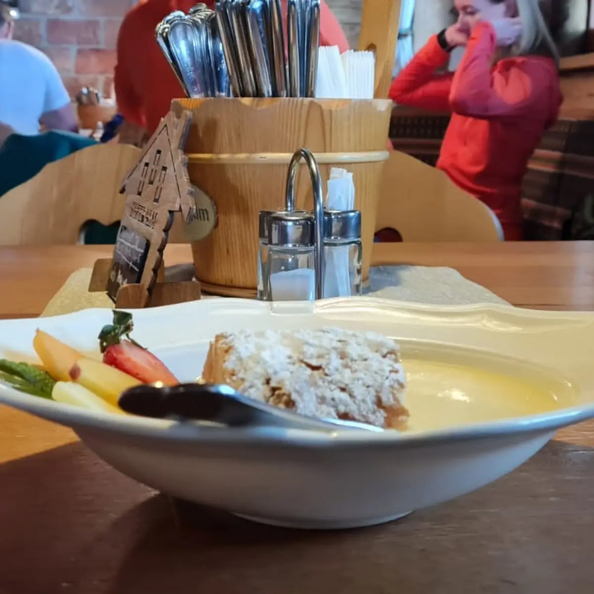 Dopfenstrudel Mit Vanillesauce