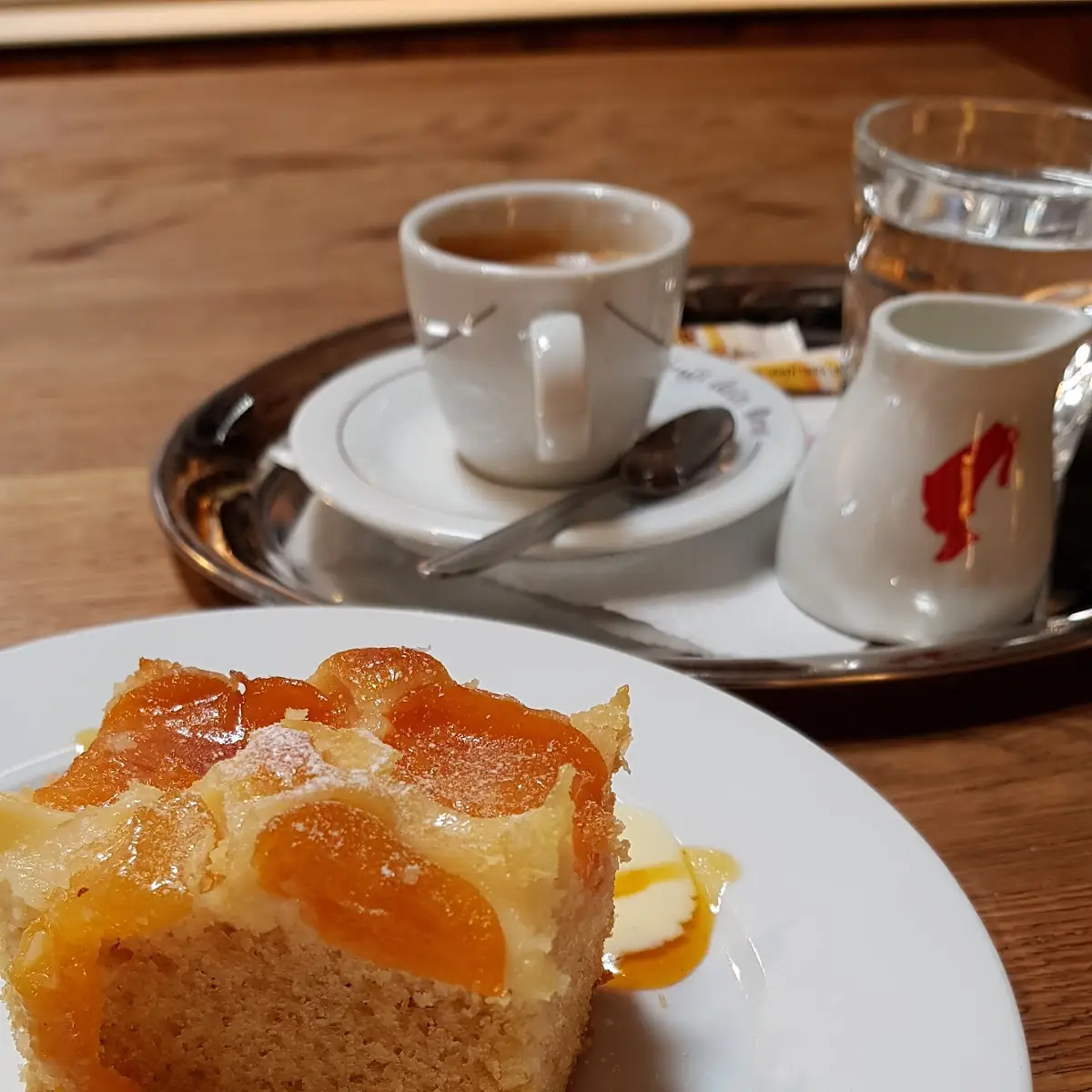 Aprikosen-biskuitkuchen