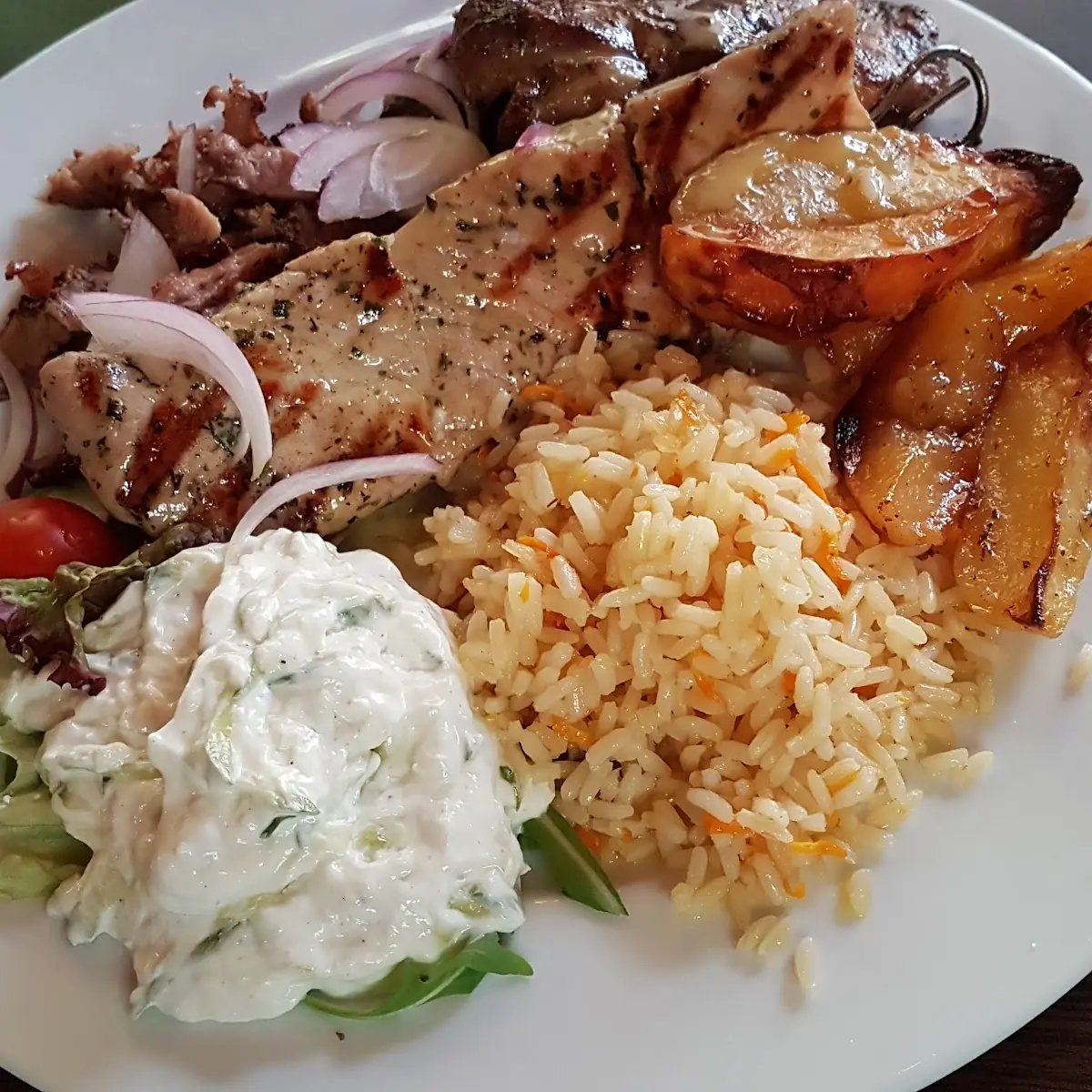 Gemischter Grillreller Lamm Gyros Schwein Reis Und Tsatsiki Grillkartoffel