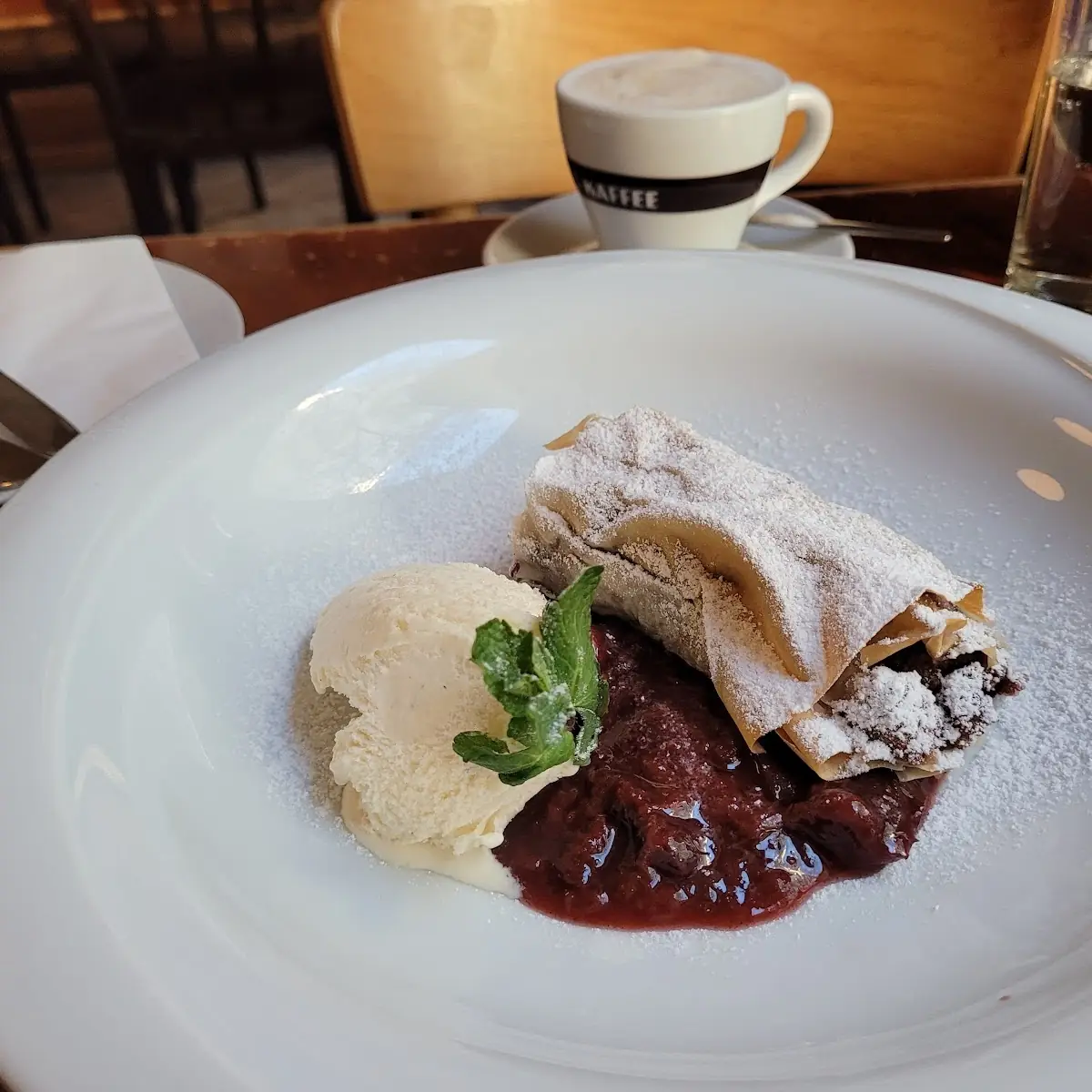 Zwetschenstrudel Mit Vanilleeis