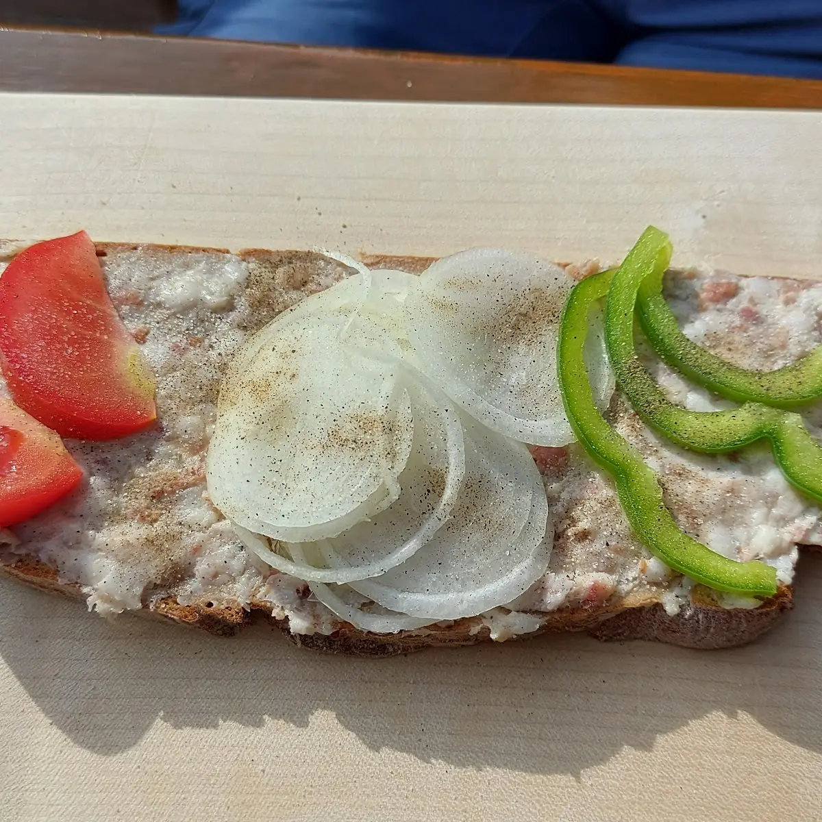 Verhackert Brot