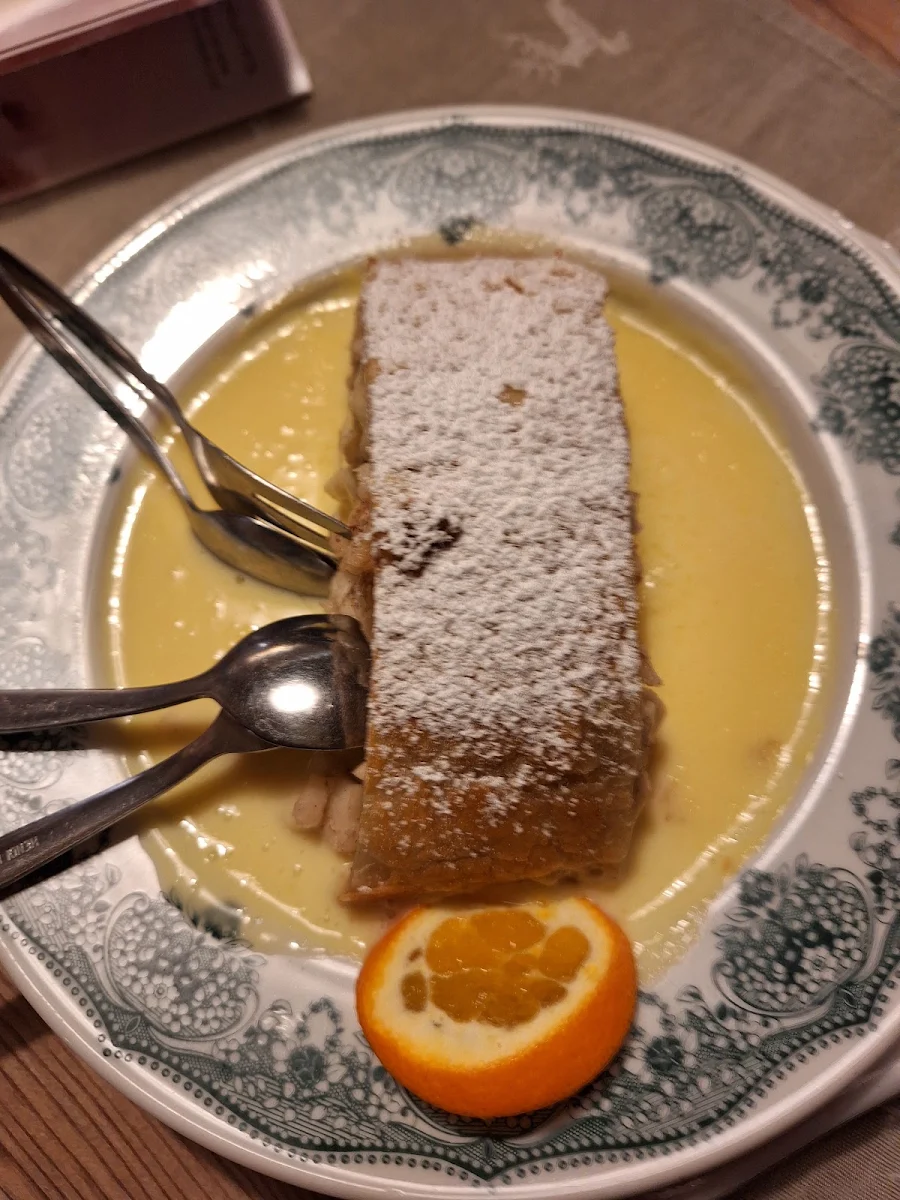 Apfelstrudel Mit Vanilla Sauce