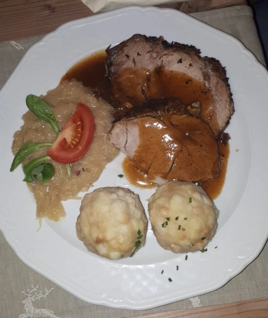 Ofenfrischer Schweinebraten Mit Sauerkraut Und Semmelknödel