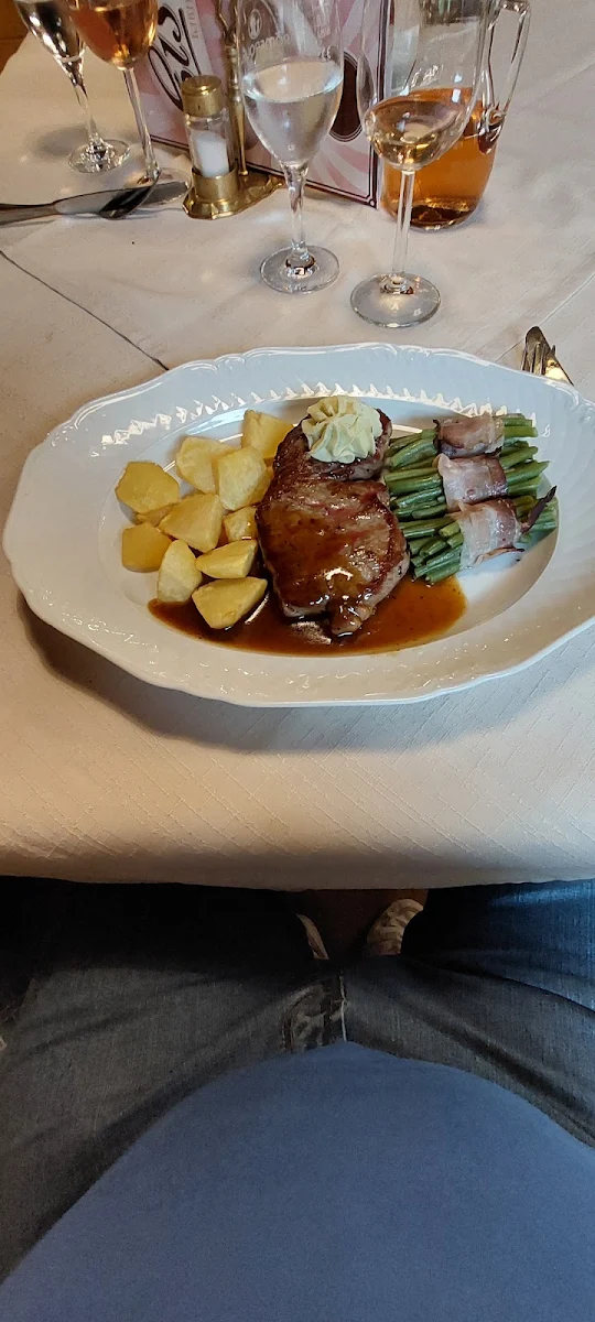 Rumpsteak Mit Kräuterbutter Und Beilage