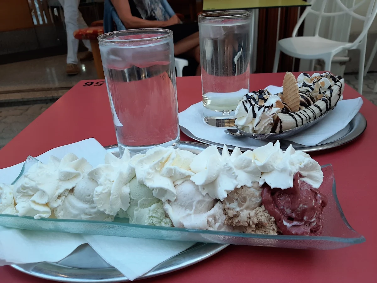 Gemischtes Eis Mit Schlagobers 6 Kugeln