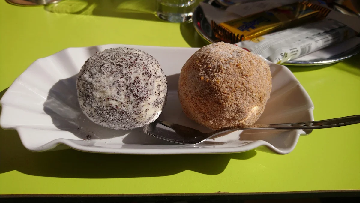Himbeer-mohn-knödel Und Marillen-knödel
