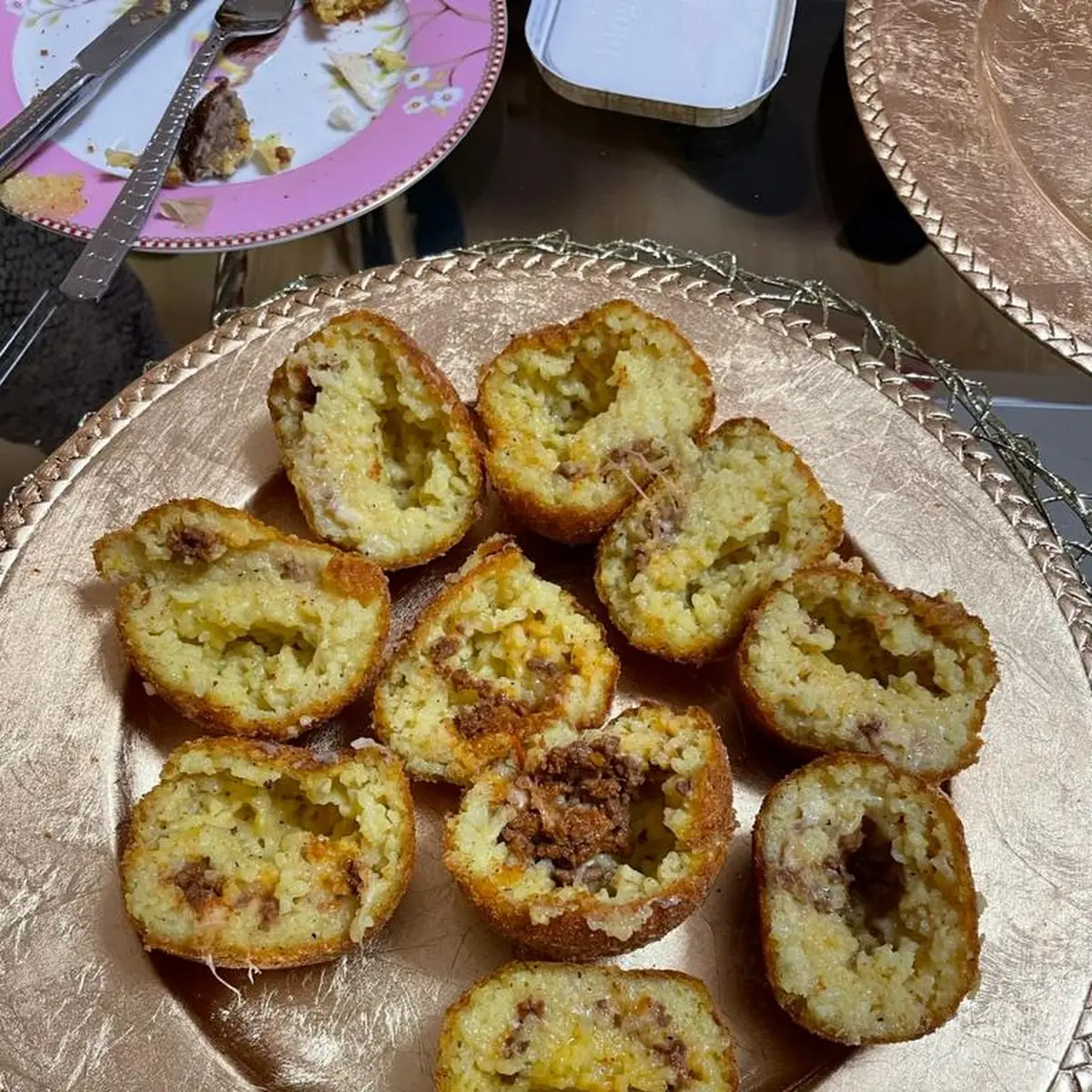 Angebliche Klassische Arancini Mit Ragou Bolognese Füllung