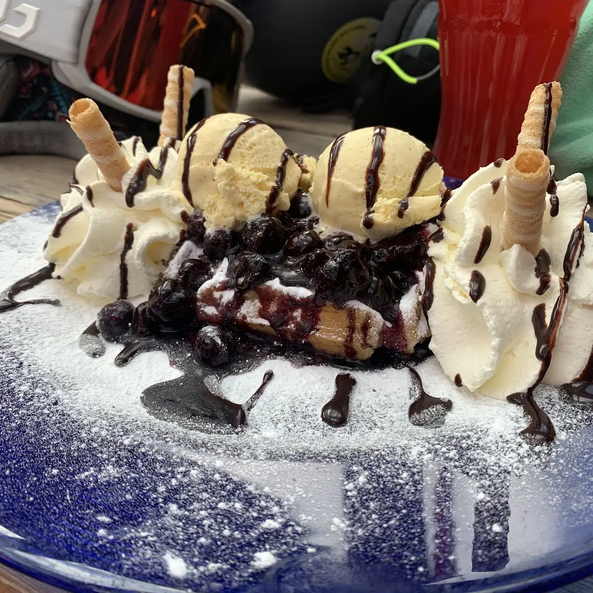 Heidelbeerwaffeln Mit Vanilleeis Und Schokosauce