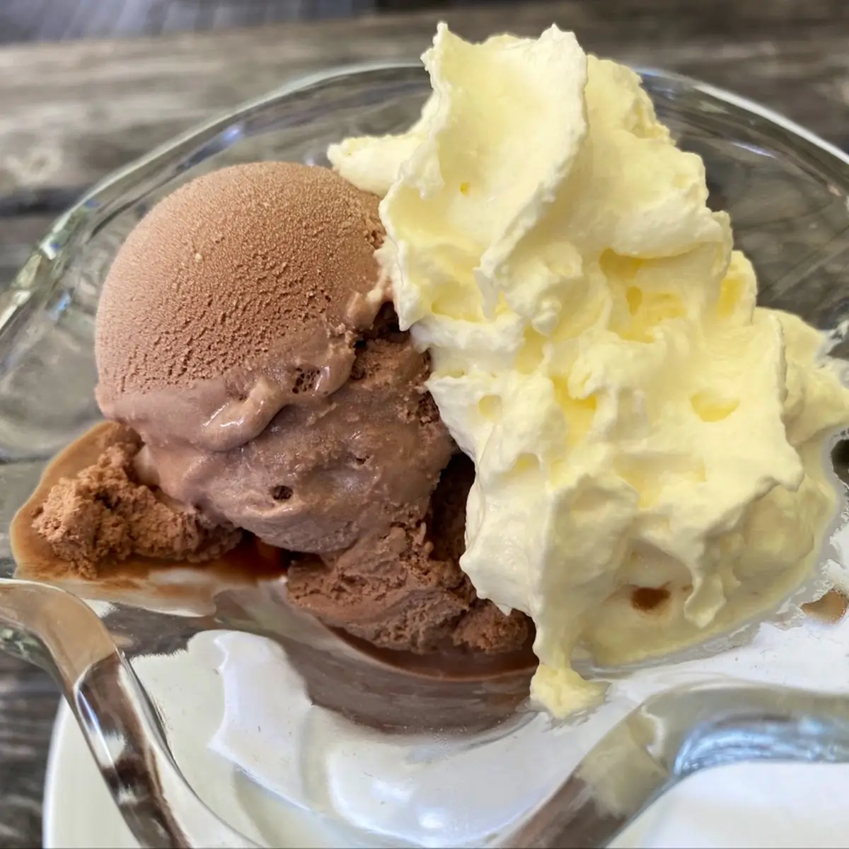 Schokoladeneis Mit Sahne