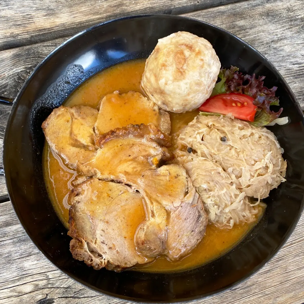 Schweinsbraten Mit Sauerkraut Und Semmelknödel