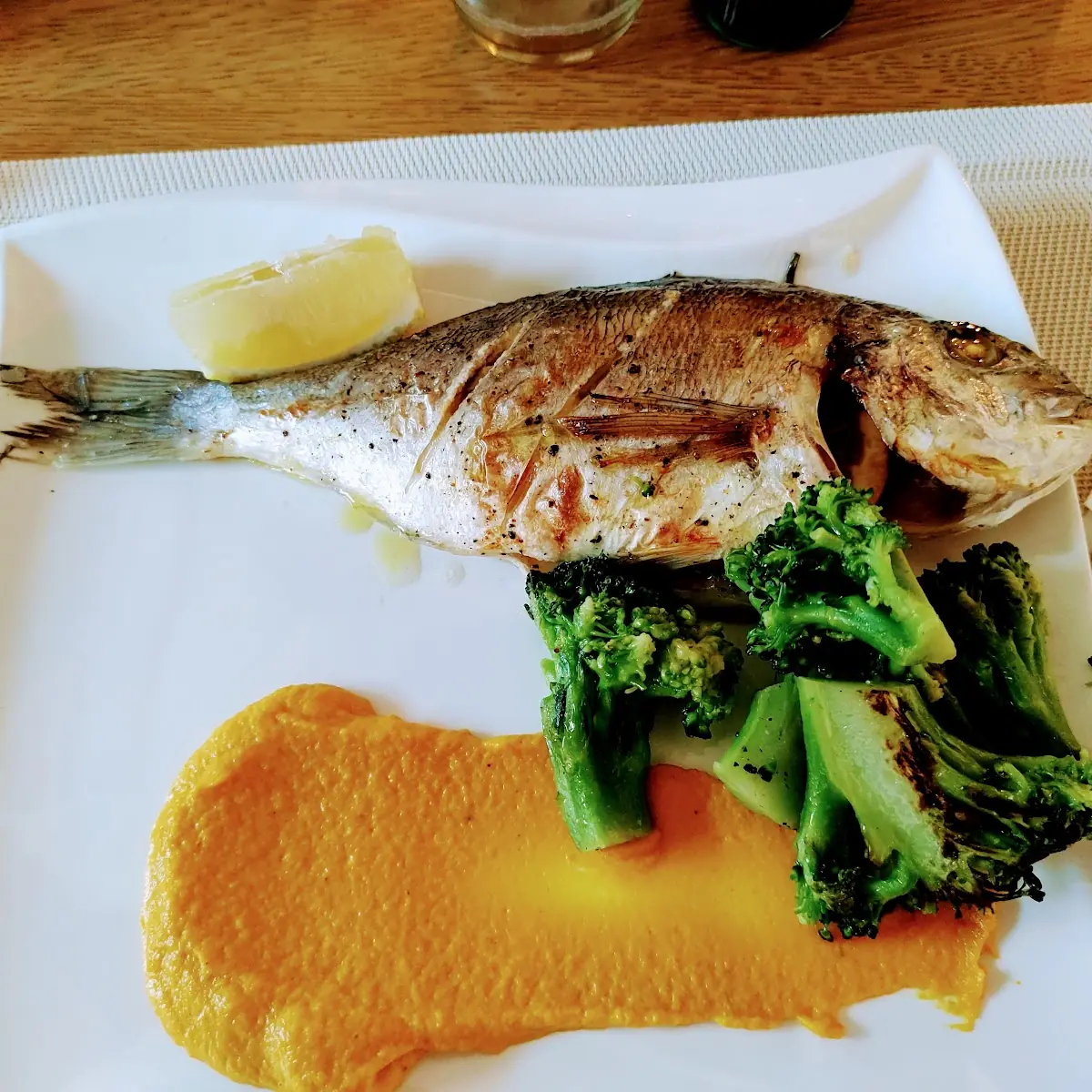 Frische Goldbrasse Mit Karottenpüree Und Broccoli Tagesmenü