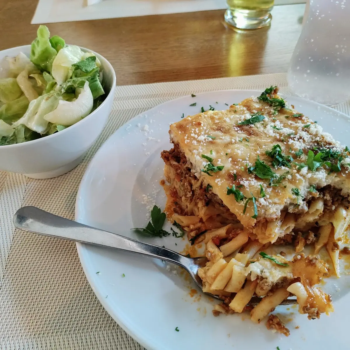 Griechischer Hackfleisch-makkaroni Auflauf Mit Salat