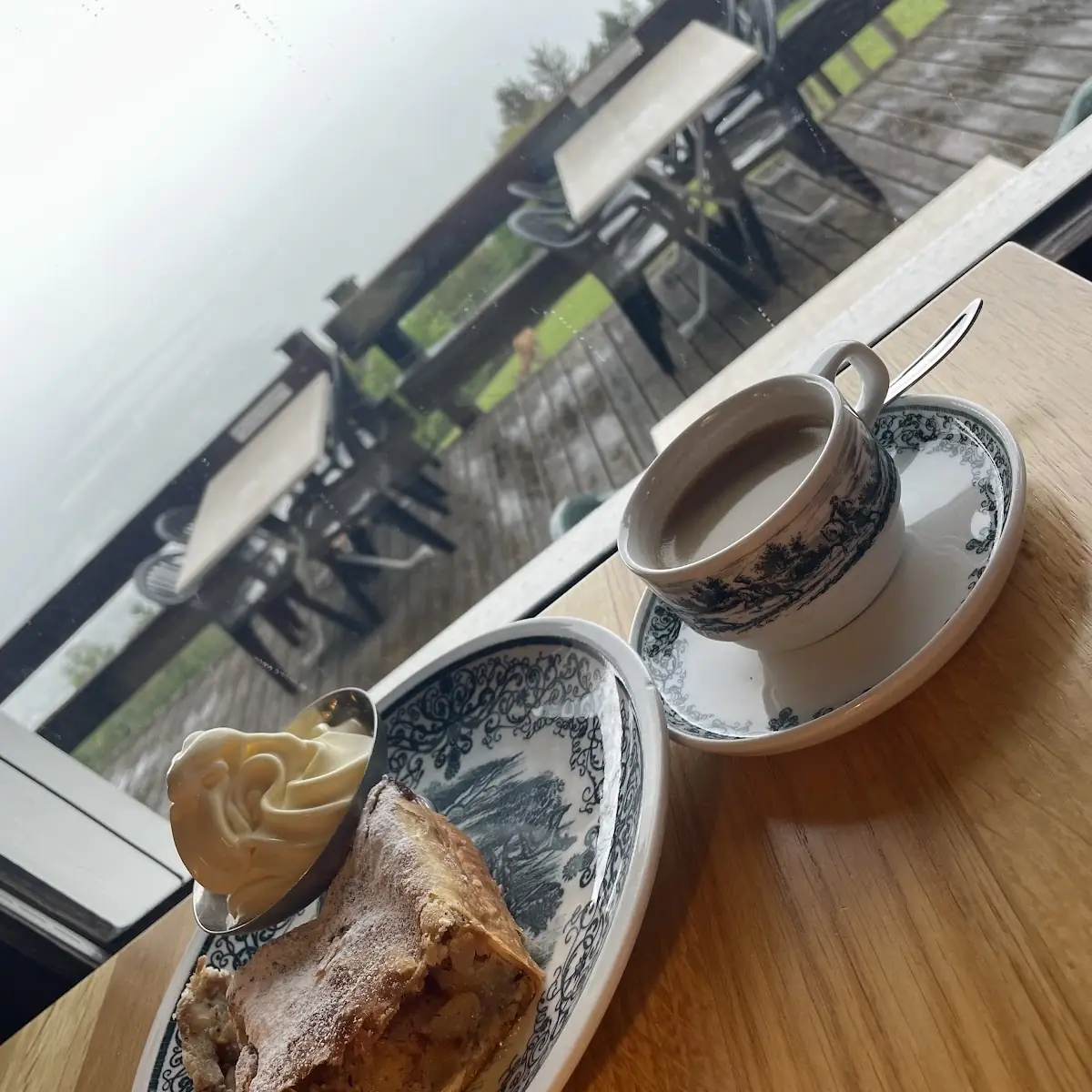 Apfelstrudel Mit Sahne & Kaffee