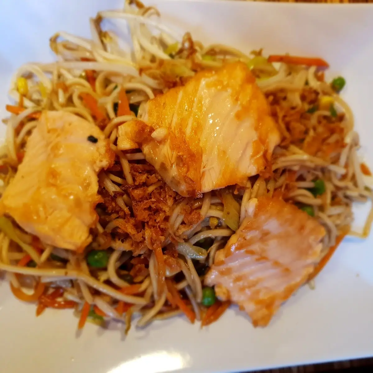Gebratene Nudeln Mit Lachsfilet
