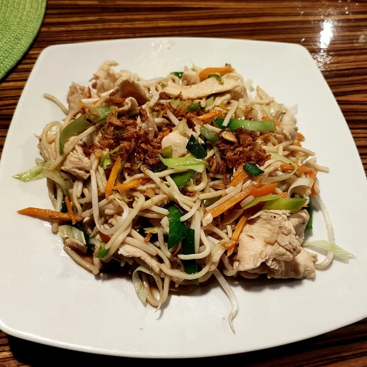 Gebratene Reisbandnudeln Mit Hühnerfleisch