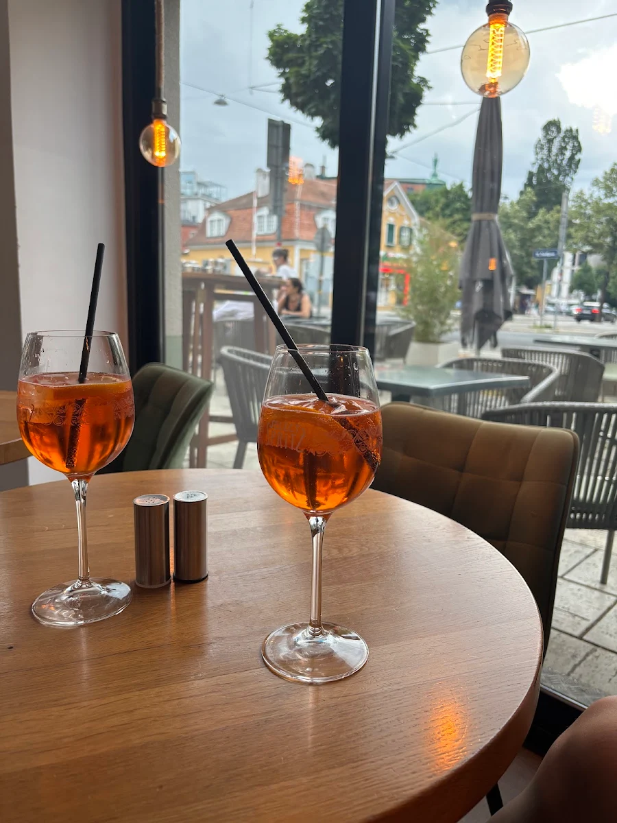 Wein Und Aperol Spritz