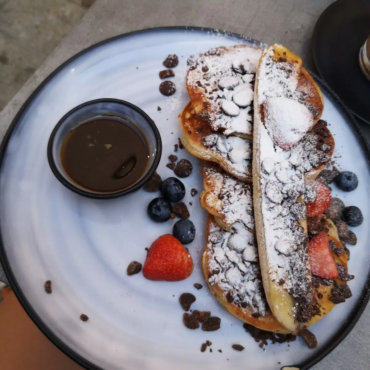 Pancakes Mit Gergillter Banane Und Ahornsirup