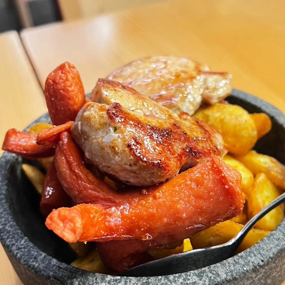 Bratwurst Mit Kartoffelschnitz