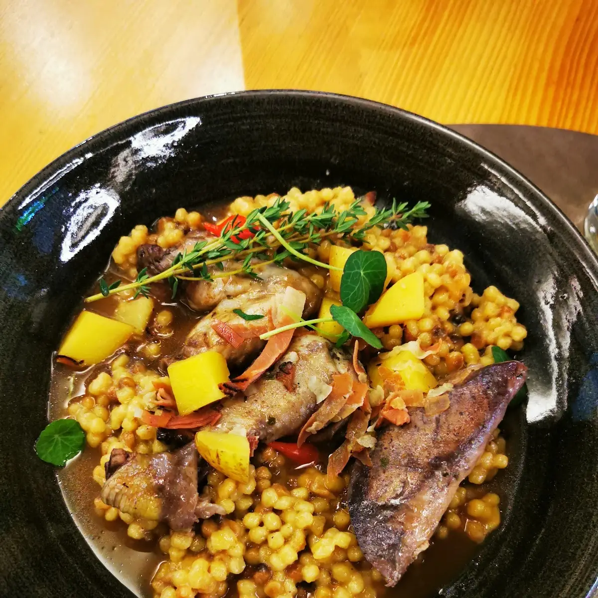 Mittagsmenü Klassisches Coq Au Vin In Rotwein Mit Fregola Sarda