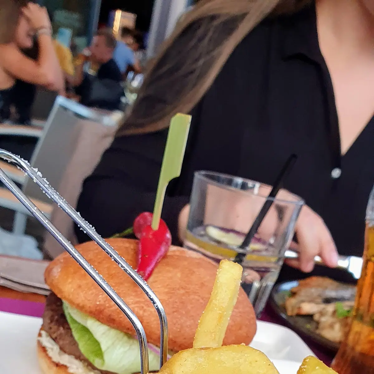 Aqua Burger Mit Pommes