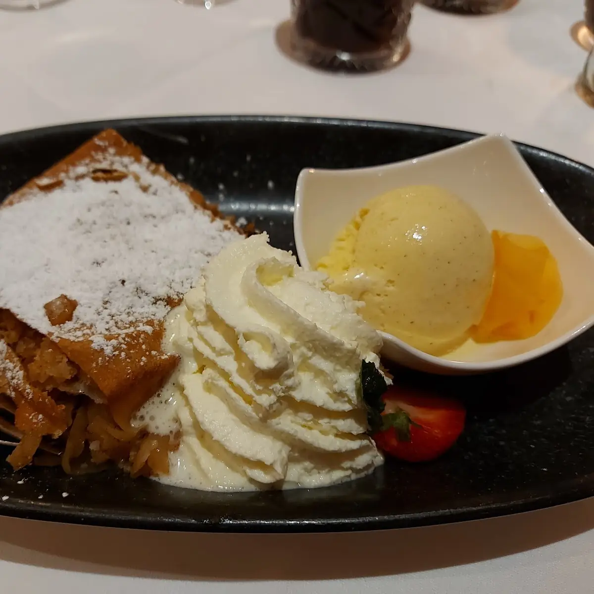 Apfelstrudel Mit Vanileeis