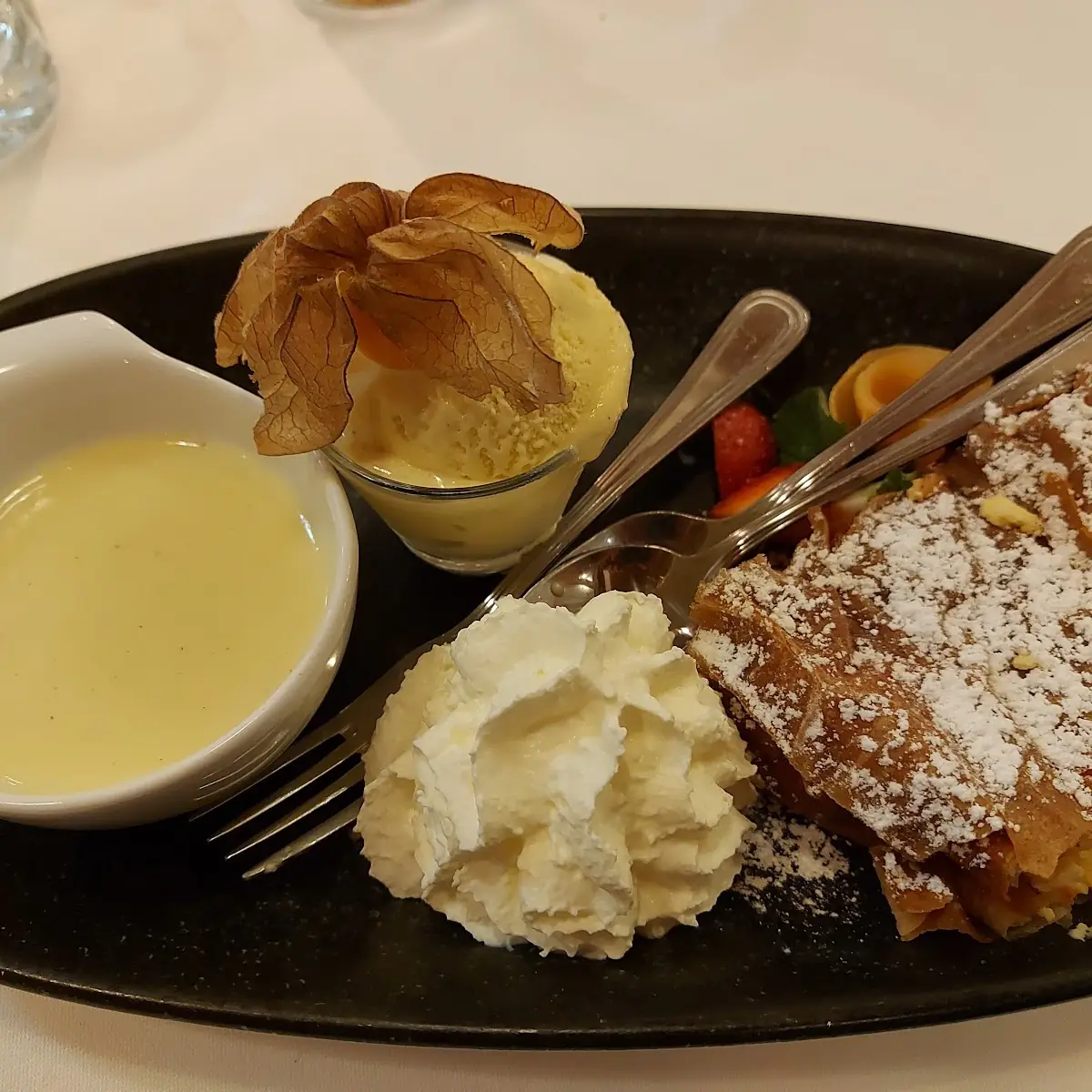 Topfenstrudel Mit Vanileeis