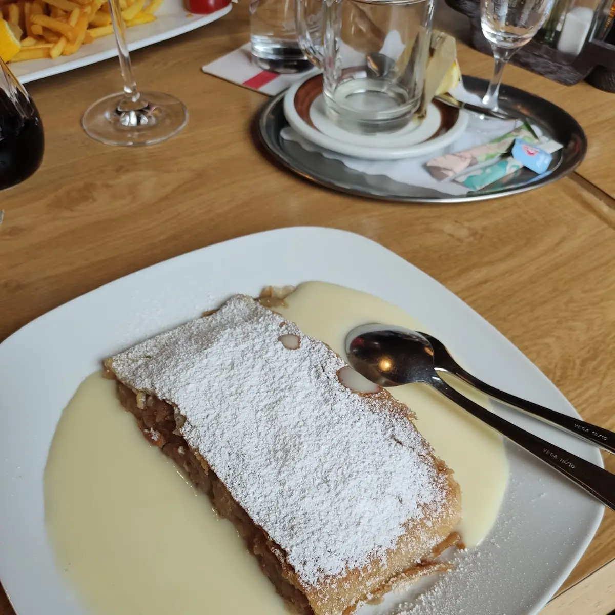 Apfelstrudel Mit Vanillesauce