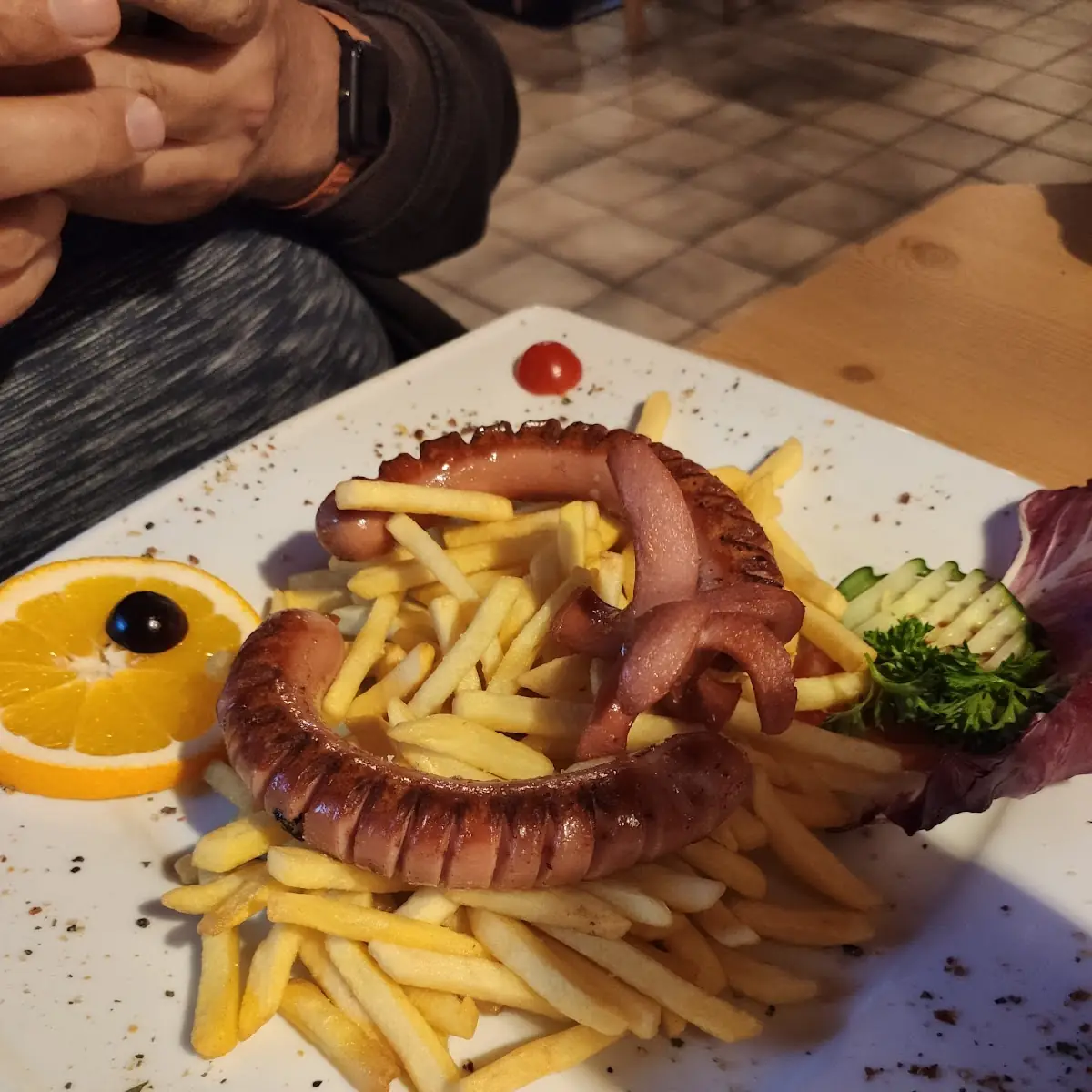 Grillwürstchen Mit Pommes