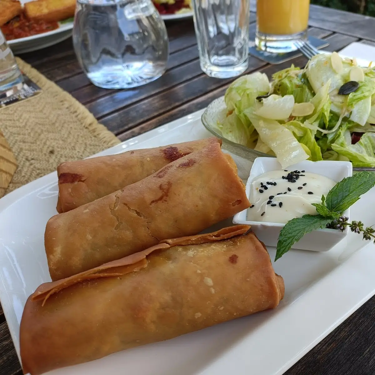 Couscous Strudel Mit Gemischten Salat