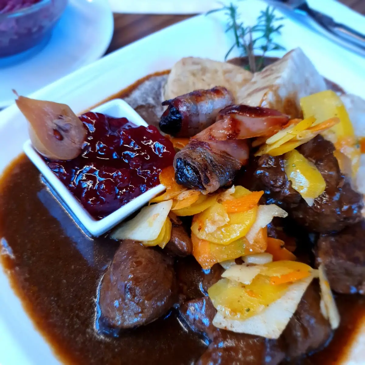Rehragout Mit Semmelknödel U Speckpflaumen